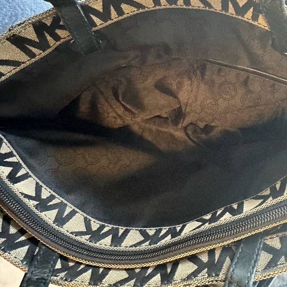 LIKE NEW AUTHENTIC MICHAEL KORS MONOGRAM Purse - Picture 4 of 10